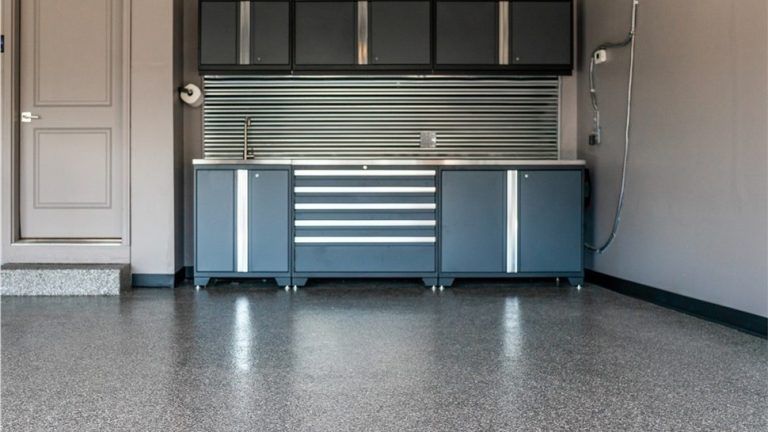 Wide shop floor coating with decorative flake
